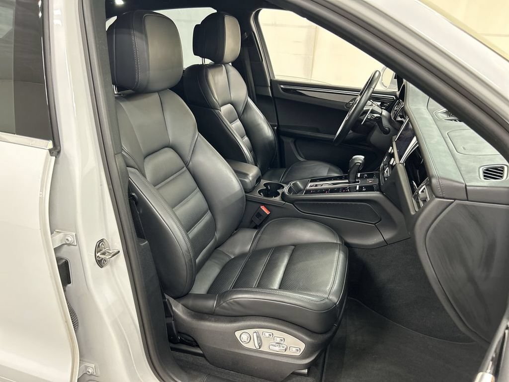 Certified 2022 Porsche Macan S AWD/4WD image 23