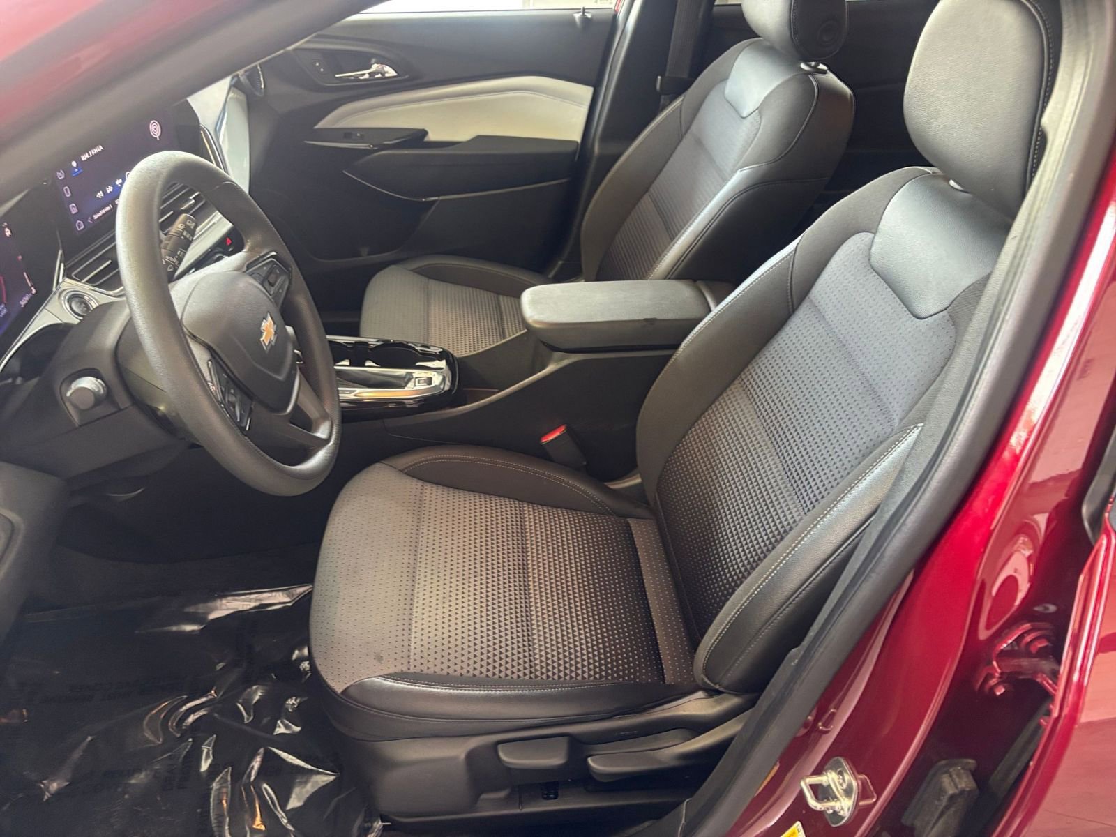 Used 2025 Chevrolet Trax LT FWD image 32