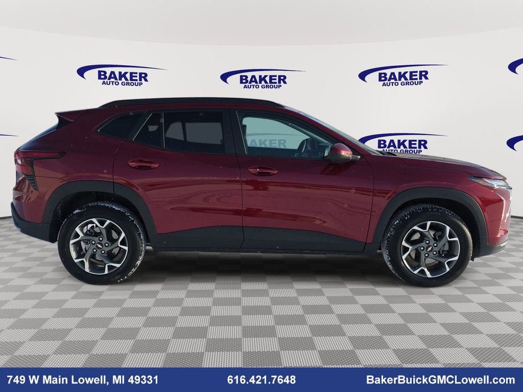 Used 2025 Chevrolet Trax LT w/ LT Convenience Package image 4