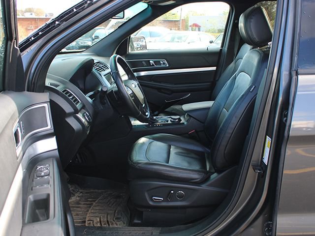 Used 2017 Ford Explorer XLT w/ Equipment Group 202A AWD/4WD image 13