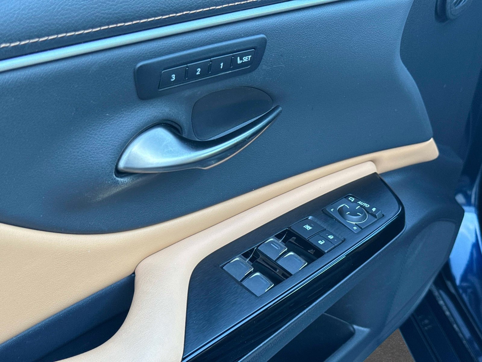 Used 2023 Lexus ES 350 w/ Premium Package FWD image 17