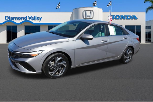 Used 2025 Hyundai Elantra Limited image 3