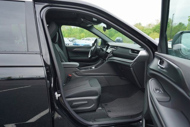 New 2025 Jeep Grand Cherokee Laredo X w/ Luxury Tech Group I image 17