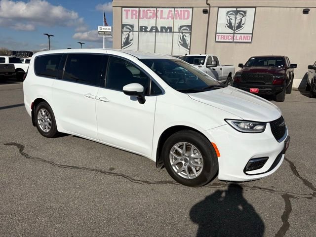 Certified 2023 Chrysler Pacifica Touring image 10