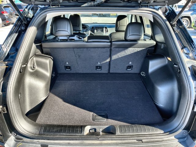 Used 2019 Jeep Cherokee Latitude Plus w/ Cold Weather Group AWD/4WD image 27