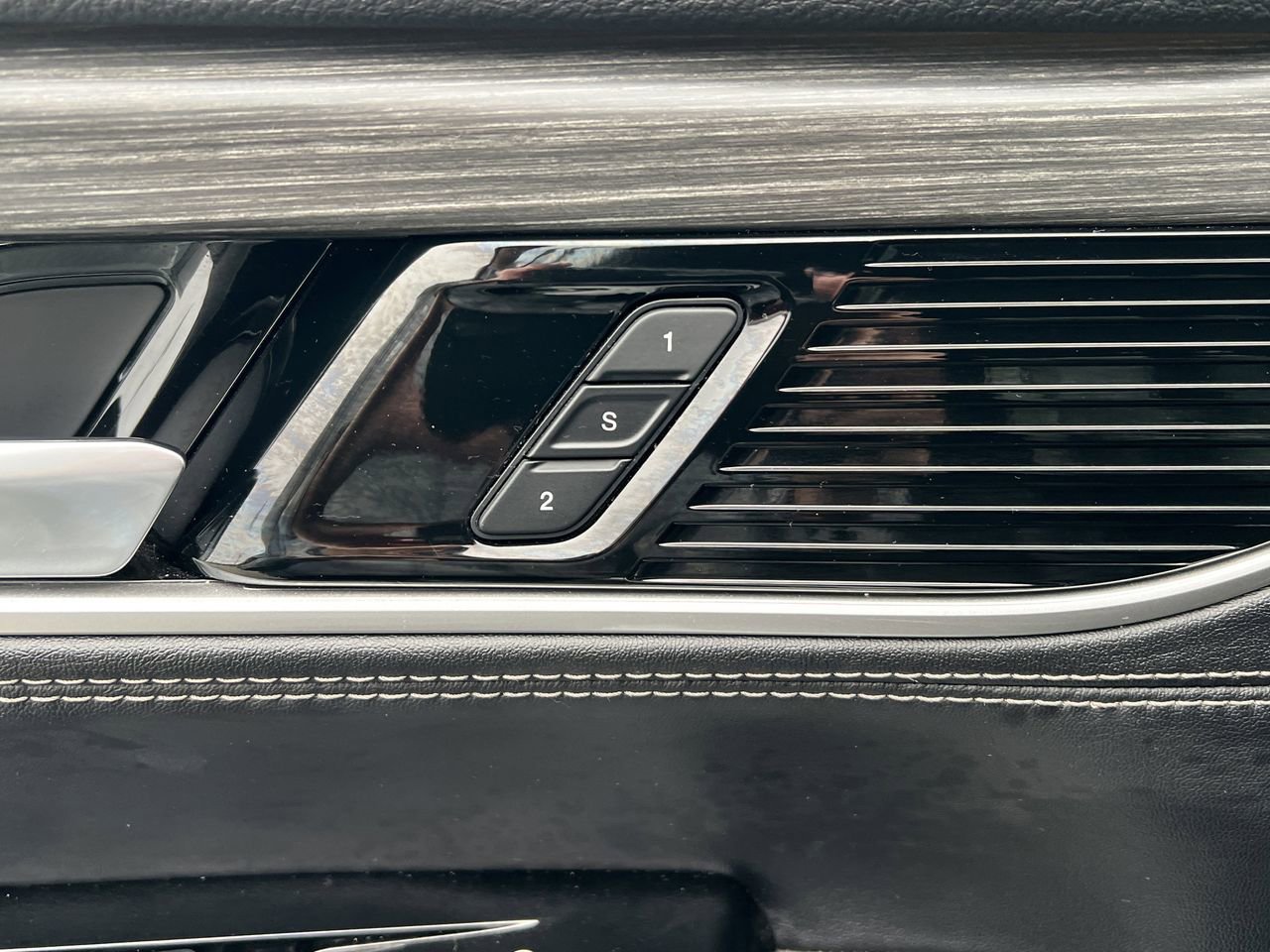 Used 2024 Jeep Wagoneer L Series II w/ Flexible Seating Group image 25