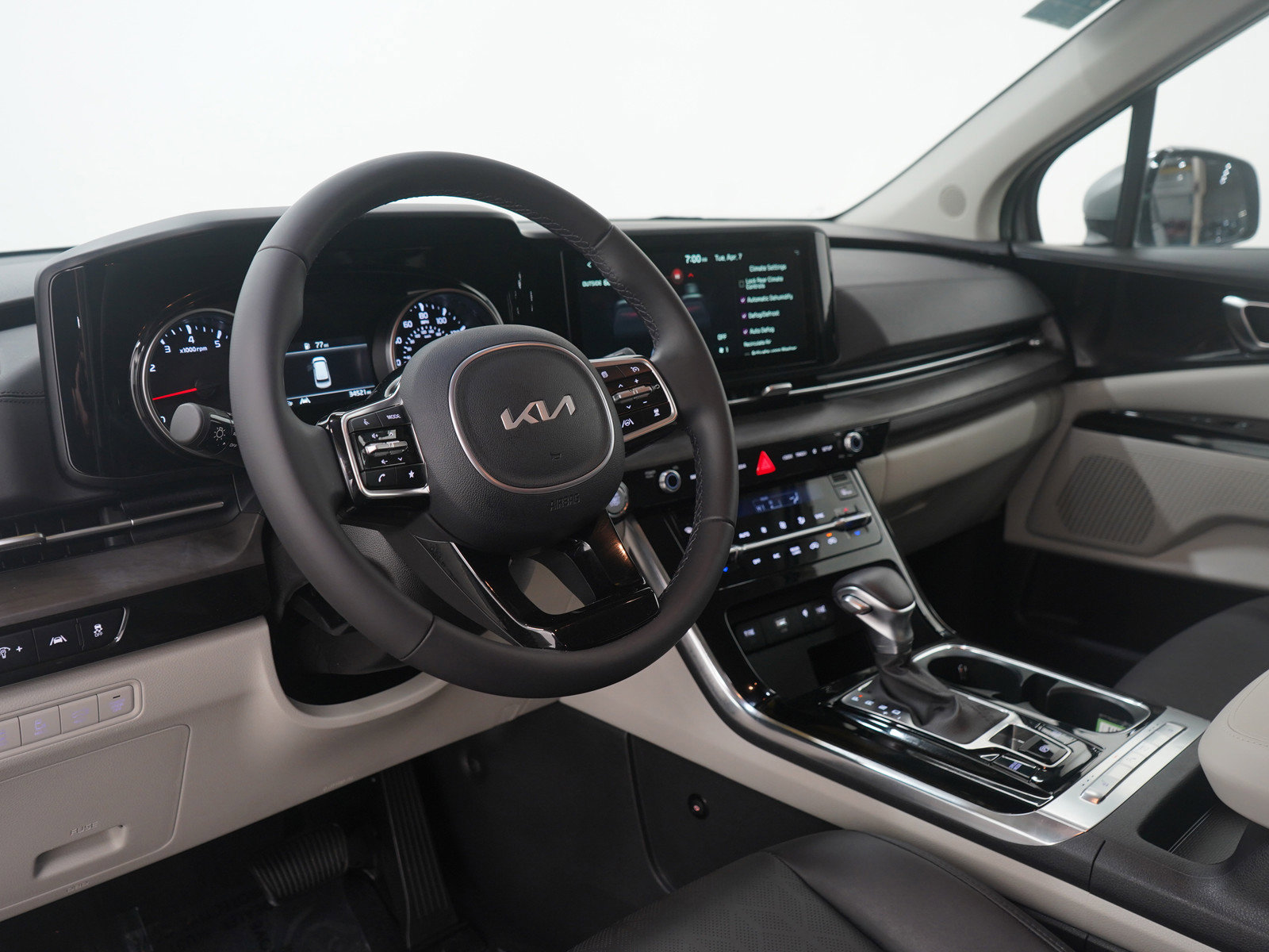 Used 2024 Kia Carnival EX image 29