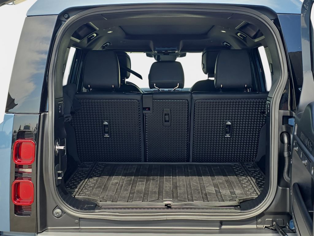 Used 2025 Land Rover Defender 110 S image 12