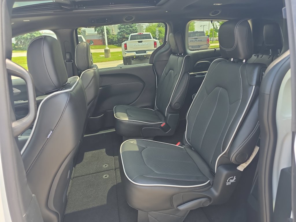 New 2027 Chrysler Pacifica Limited w/ Family Tech Group FWD image 9