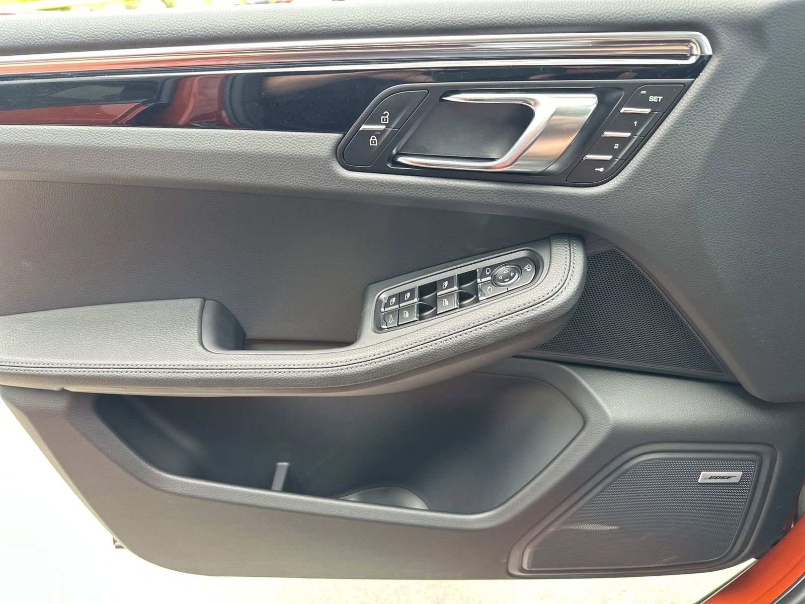 Certified 2025 Porsche Macan AWD/4WD image 19