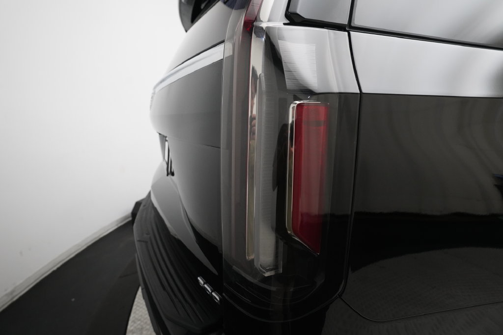 Used 2023 Cadillac Escalade Premium Luxury w/ Performance Package AWD/4WD image 30