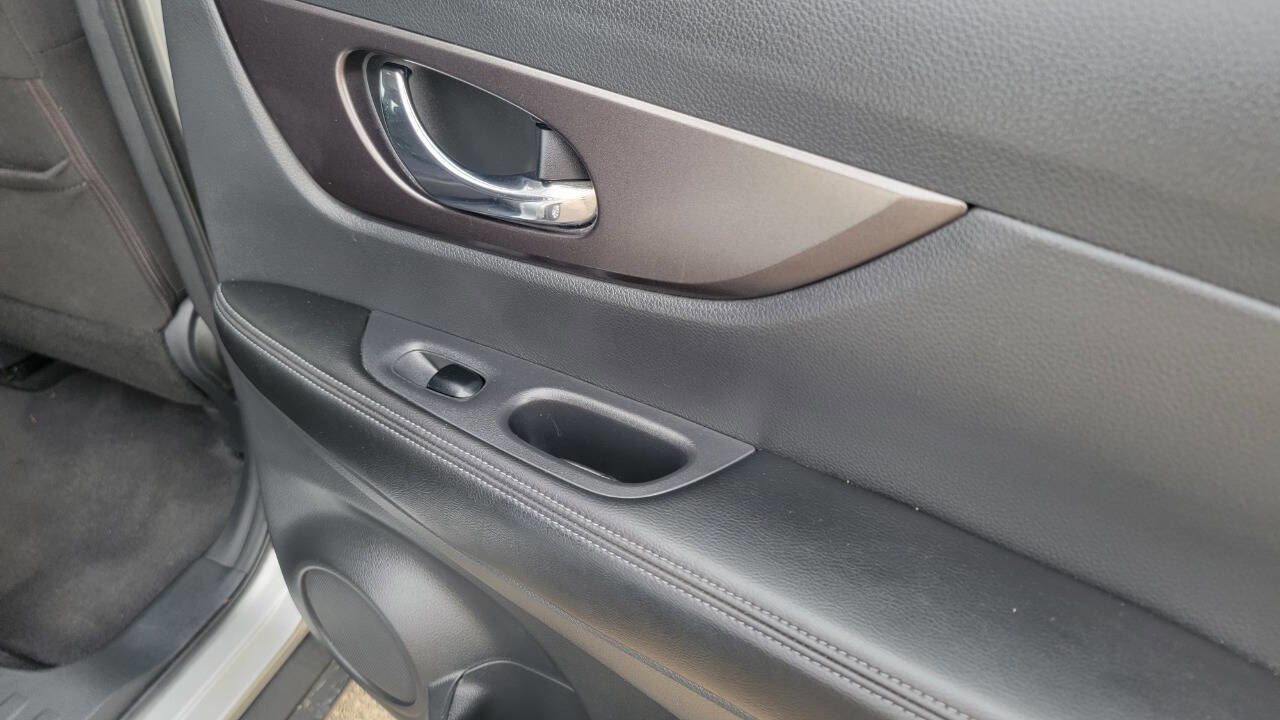 Used 2015 Nissan Rogue SV FWD image 16