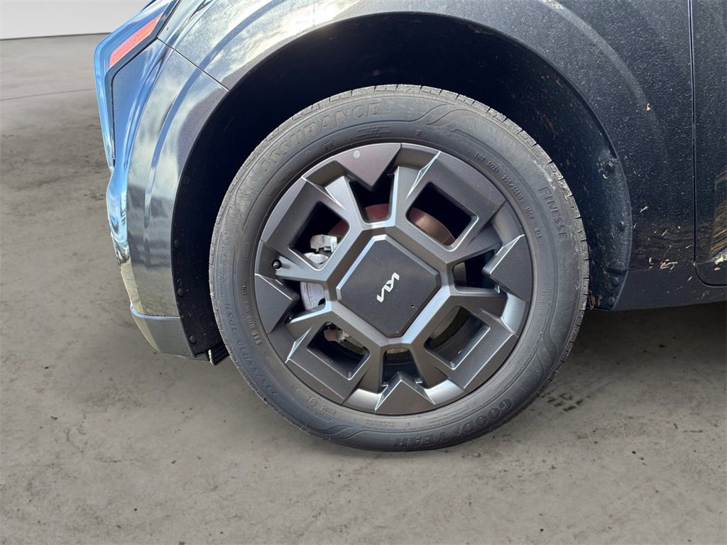 Used 2025 Kia Carnival EX image 9