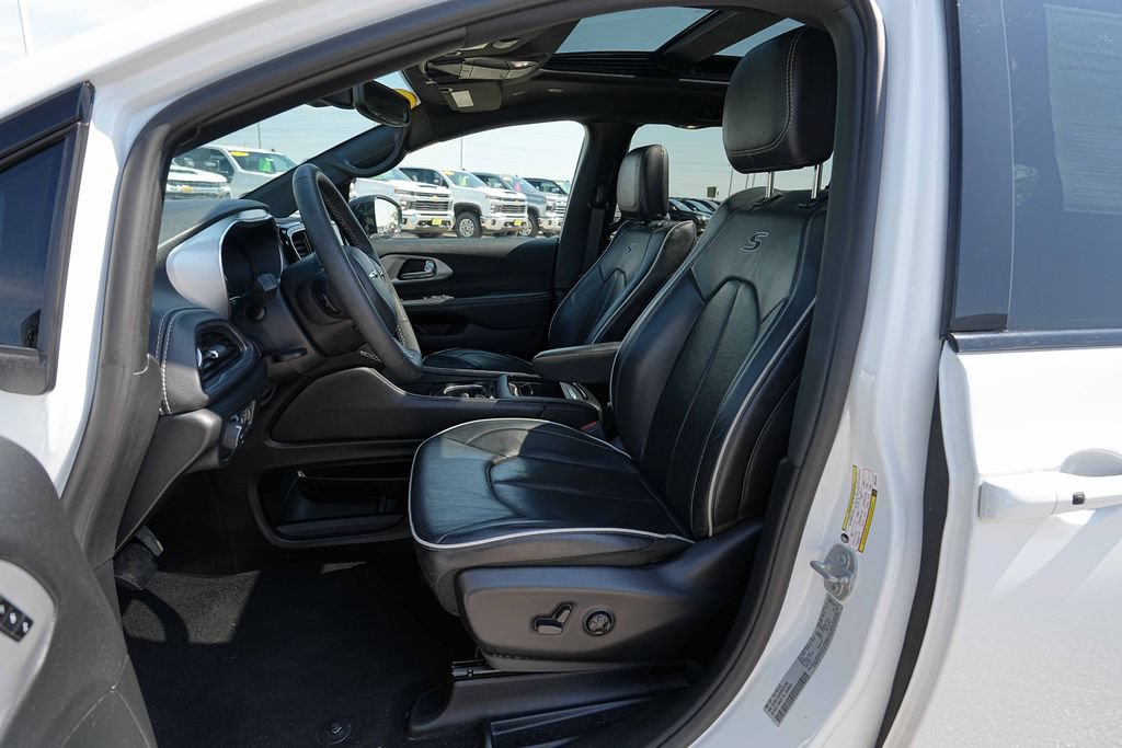Used 2025 Chrysler Pacifica Limited FWD image 17