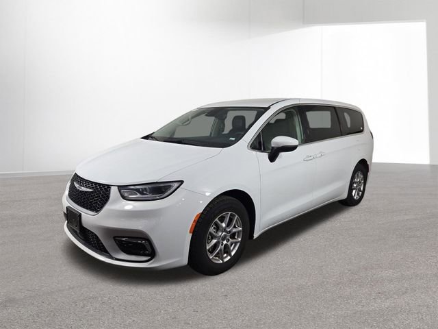 Used 2023 Chrysler Pacifica Touring-L image 2