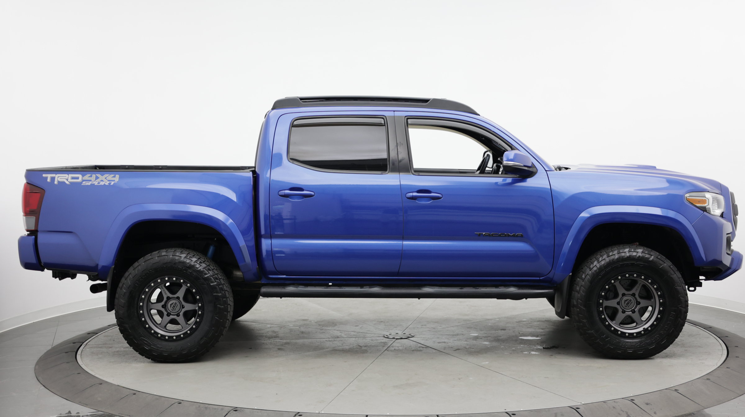 Used 2018 Toyota Tacoma TRD Sport AWD/4WD image 11