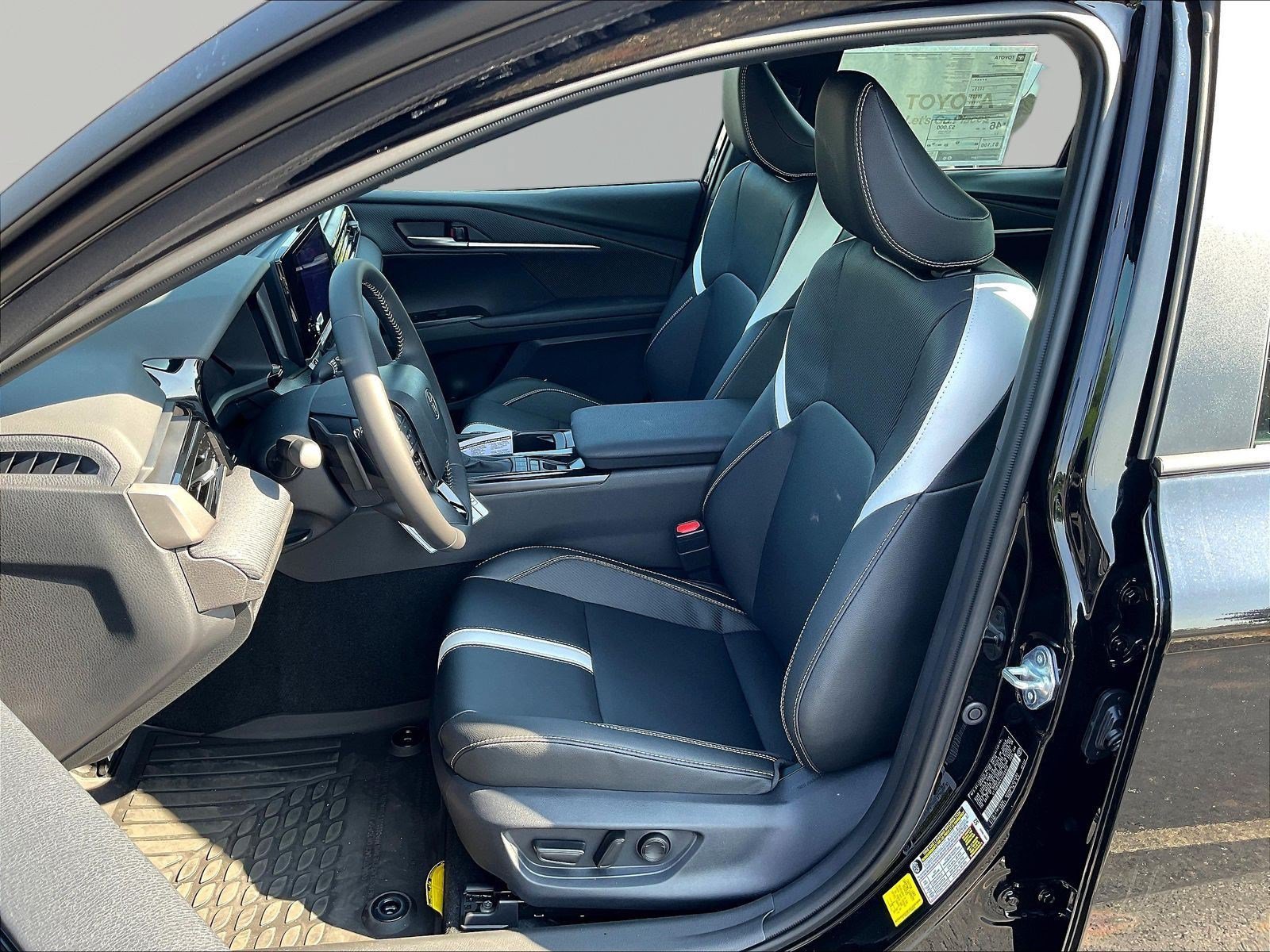 Used 2026 Toyota Camry SE AWD/4WD image 16