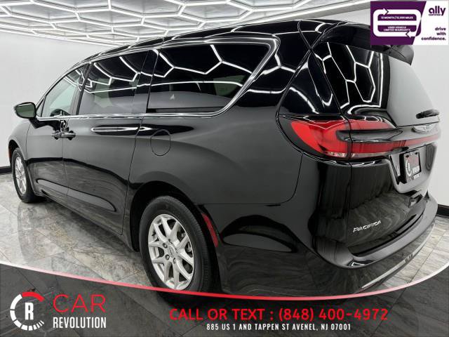 Used 2024 Chrysler Pacifica Touring-L FWD image 4