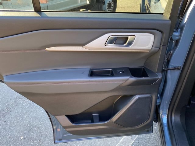 Used 2025 Ford Explorer Active RWD image 10
