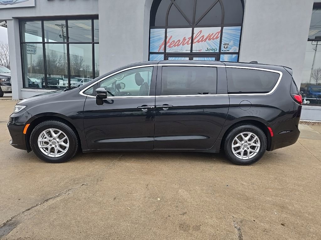 Used 2024 Chrysler Pacifica Touring-L image 5