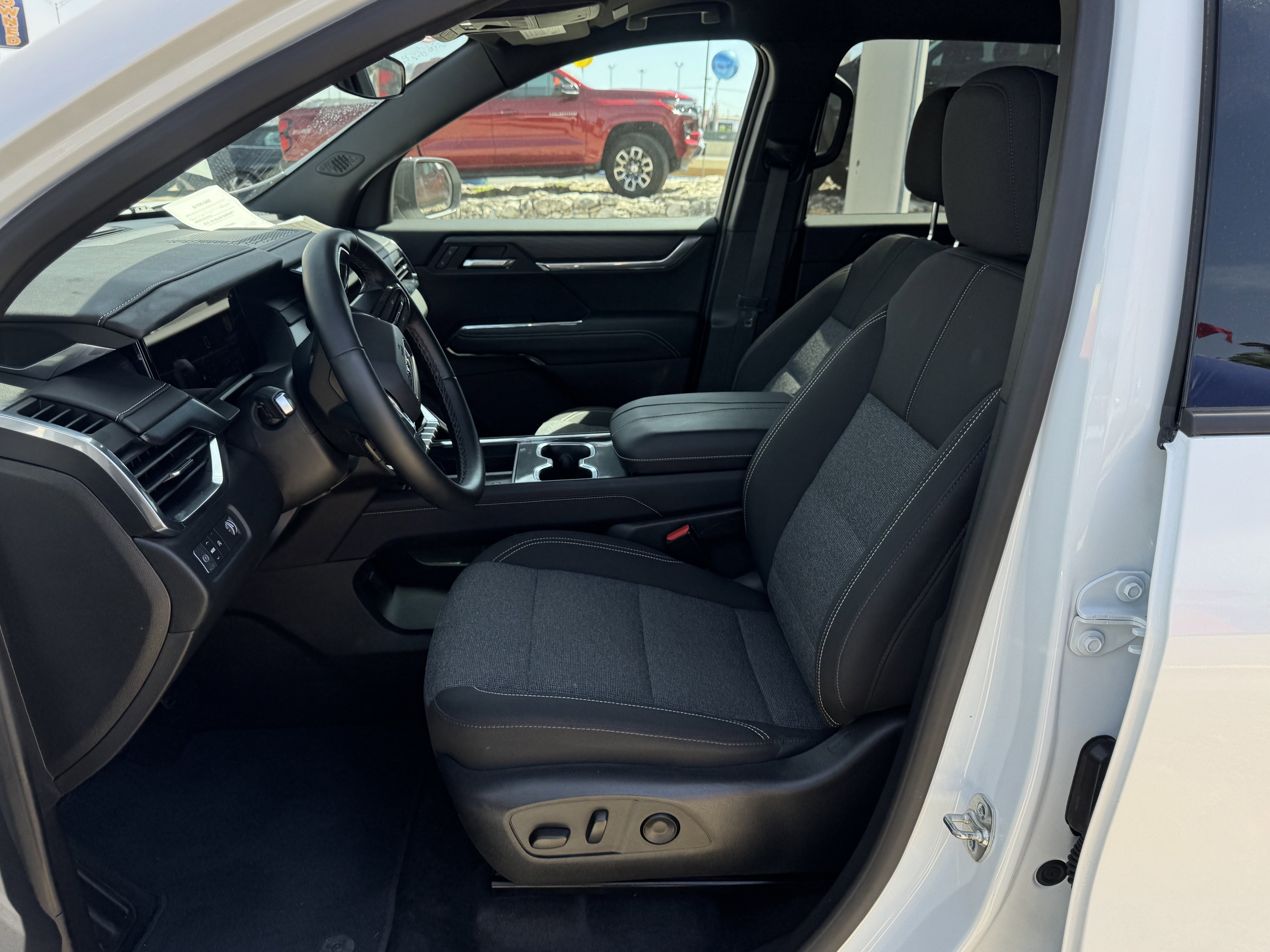 Used 2025 GMC Acadia Elevation image 17