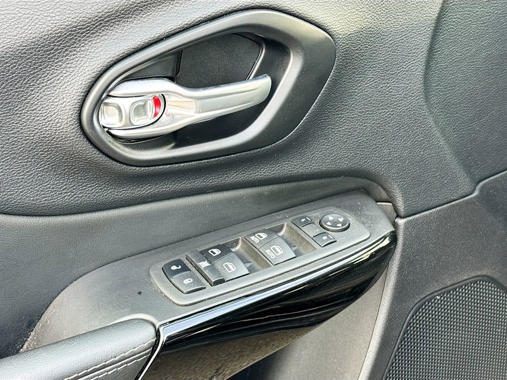 Used 2023 Jeep Cherokee Altitude Lux AWD/4WD image 18