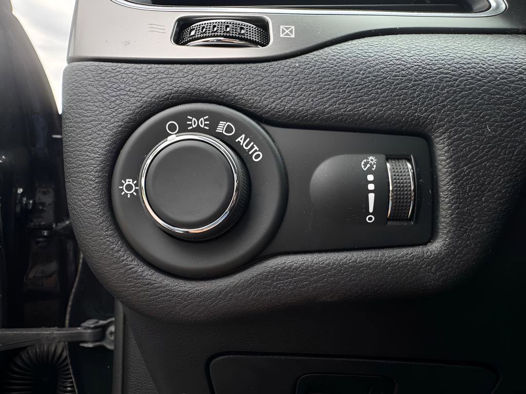 Used 2020 Jeep Cherokee Latitude w/ Cold Weather Group AWD/4WD image 22