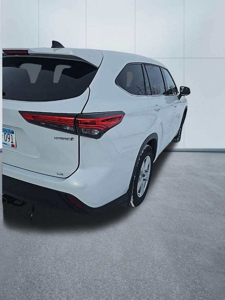 Used 2022 Toyota Highlander LE image 5