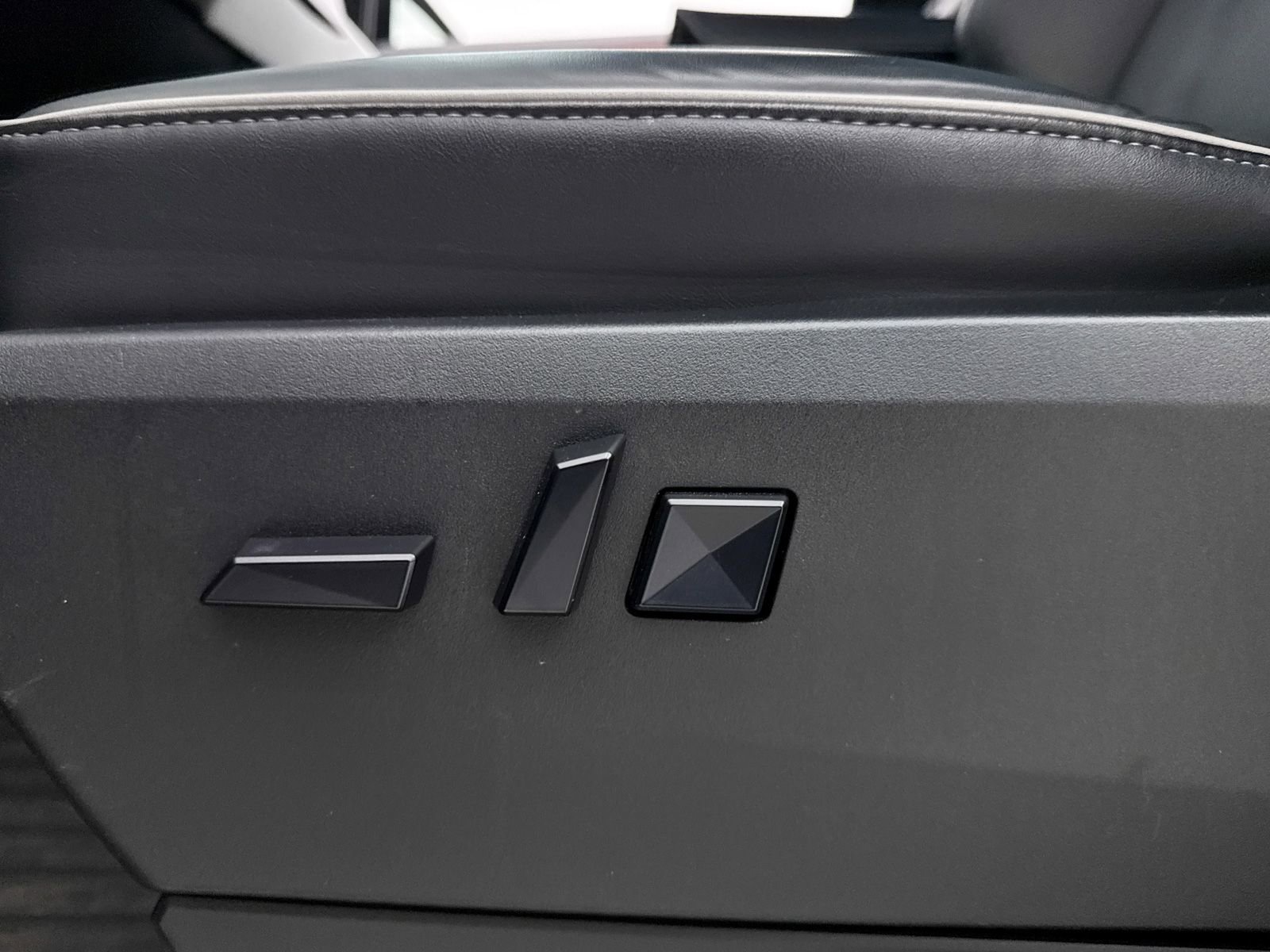 Used 2024 Tesla Cybertruck AWD Crew Cab image 29