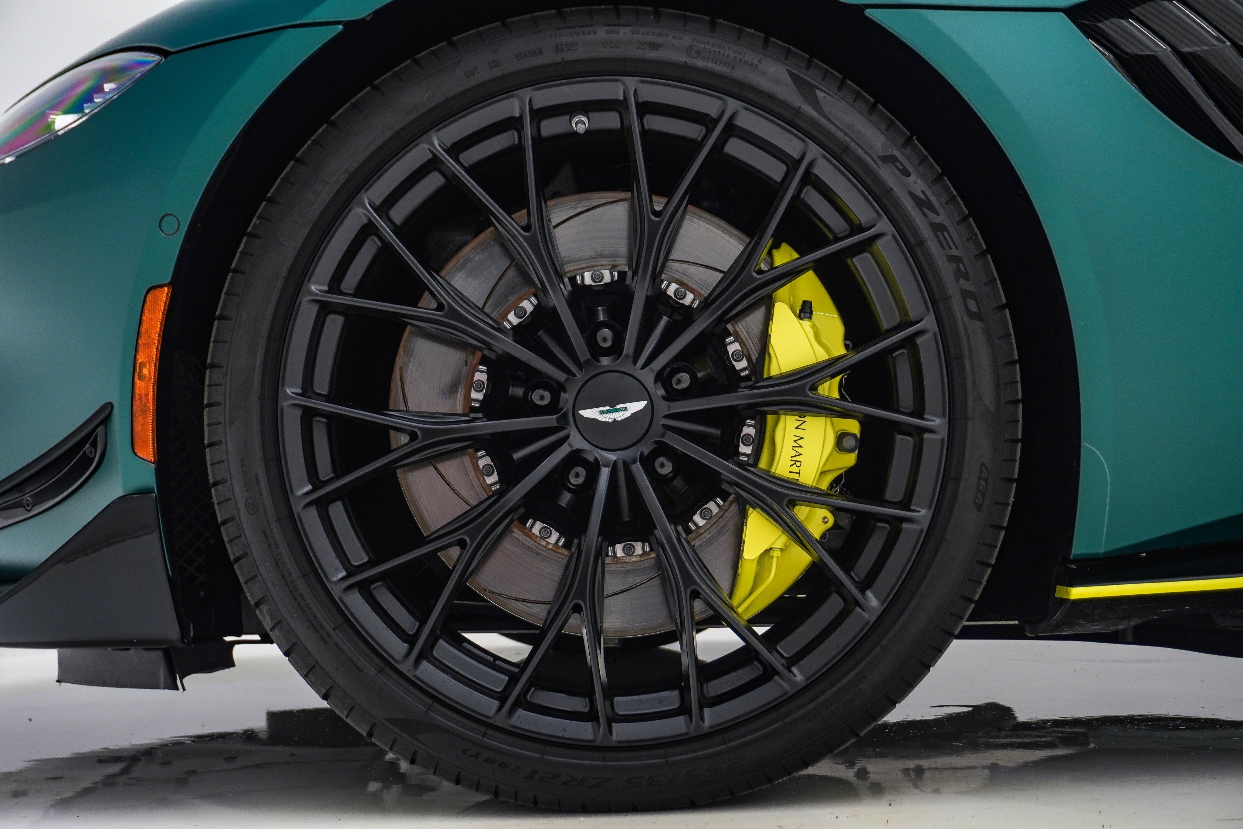 Used 2023 Aston Martin V8 Vantage Coupe RWD image 17