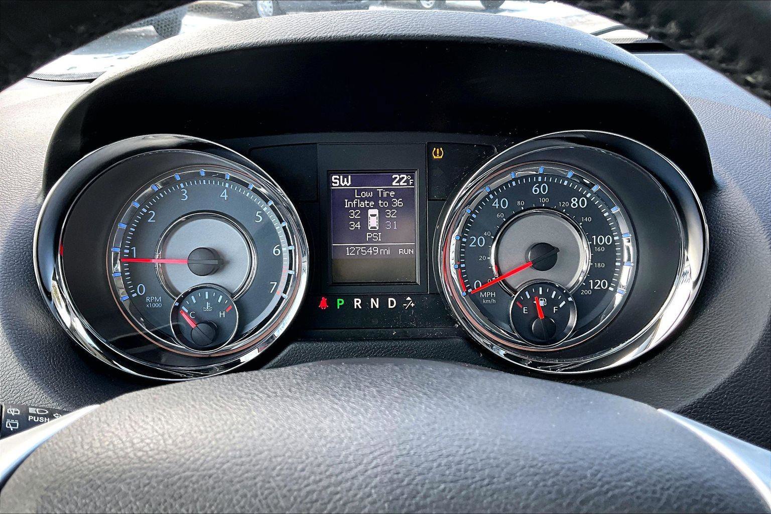 Used 2015 Chrysler Town & Country Touring-L w/ Driver Convenience Group image 11