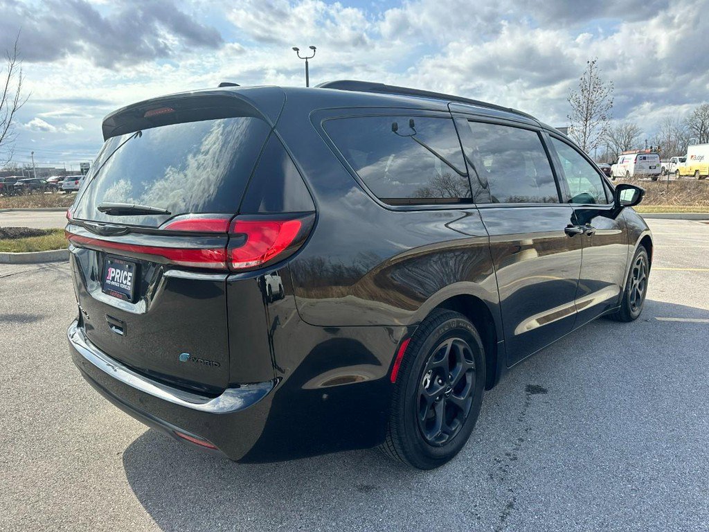 Used 2024 Chrysler Pacifica Premium image 7