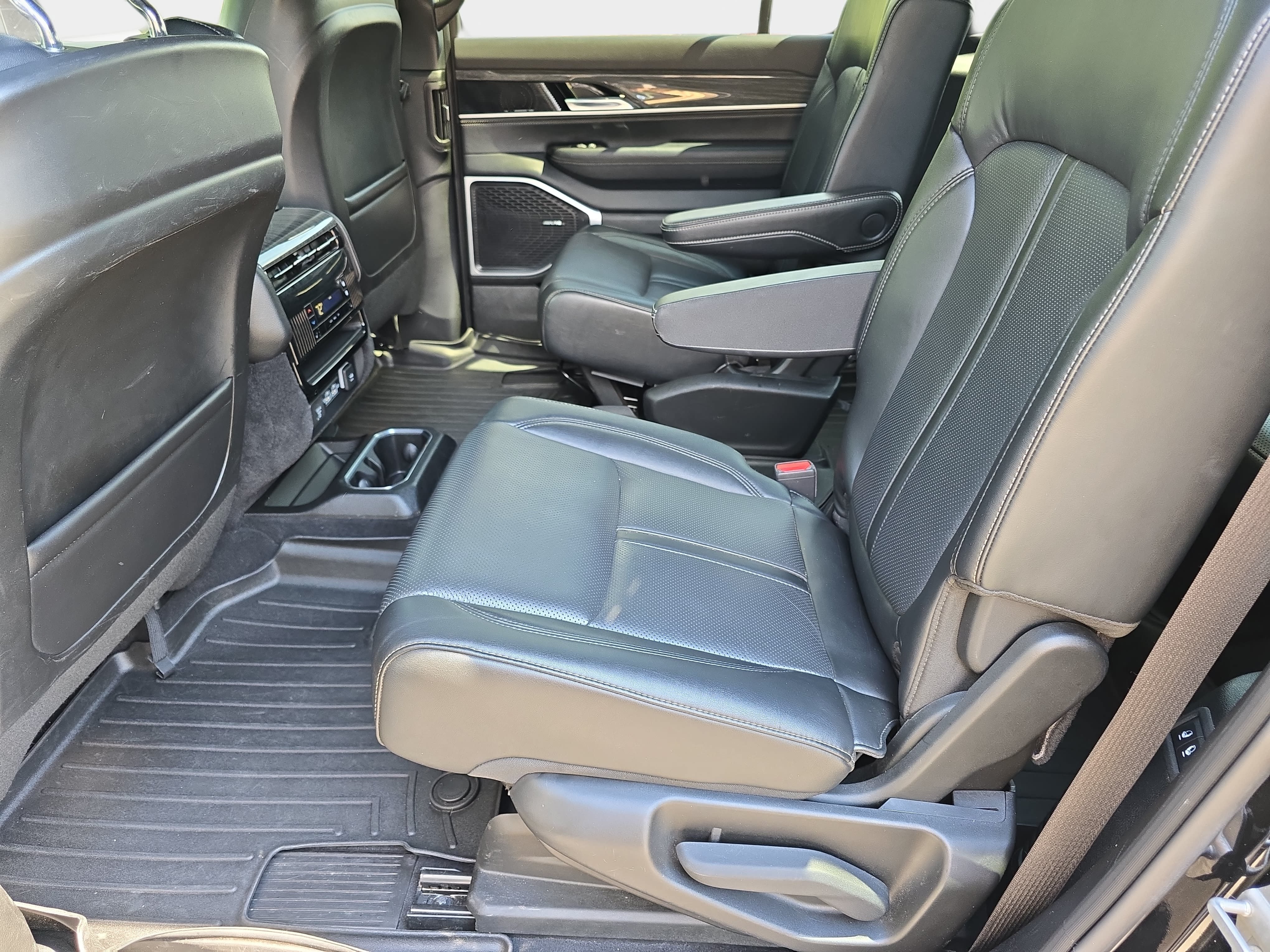Used 2022 Jeep Wagoneer Series III w/ Flexible Seating Group AWD/4WD image 11