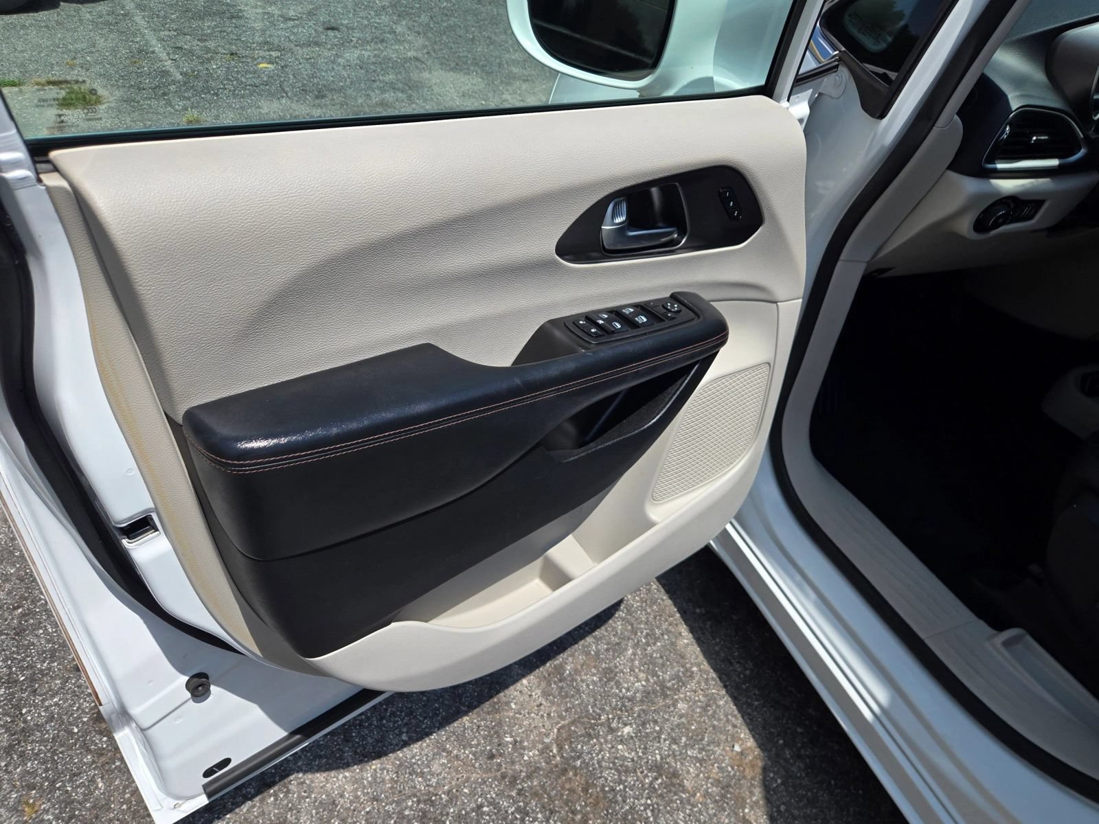 Used 2020 Chrysler Pacifica Touring-L FWD image 8