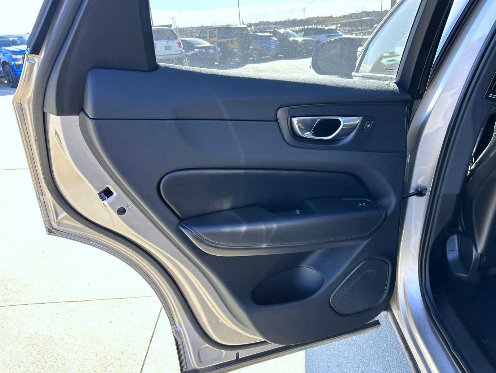 Used 2025 Volvo XC60 B5 Plus image 20