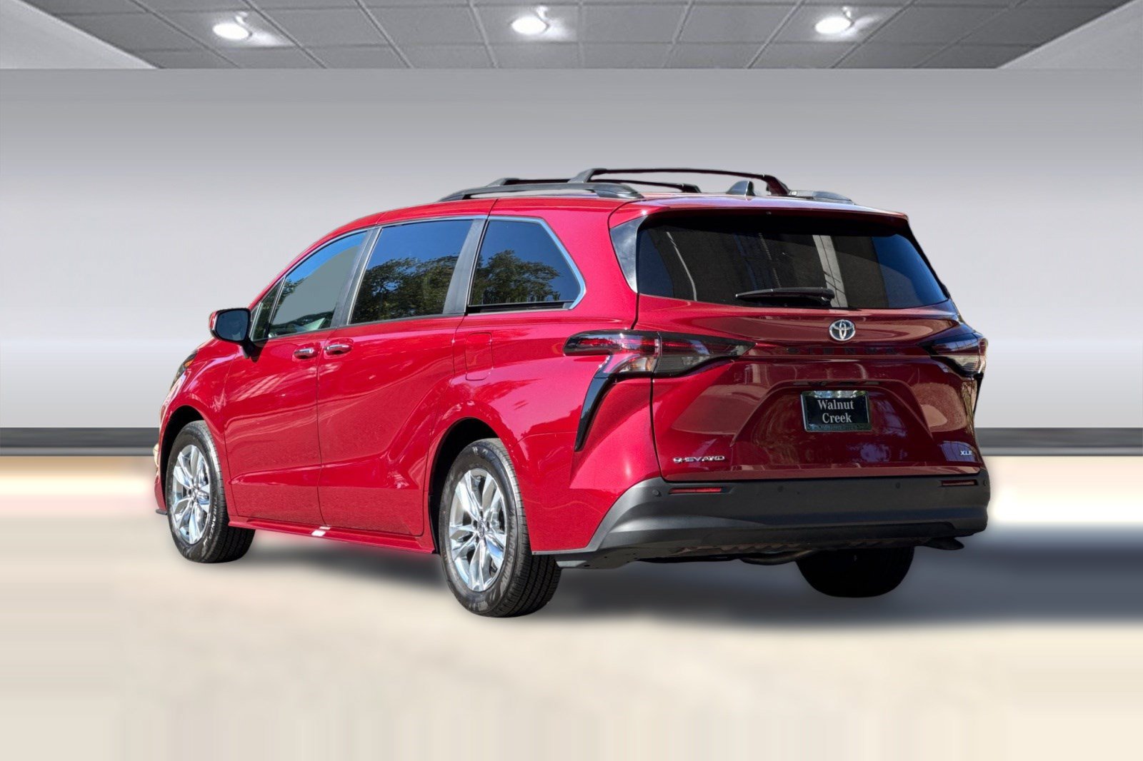 Used 2025 Toyota Sienna XLE w/ XLE Plus Package AWD/4WD image 3
