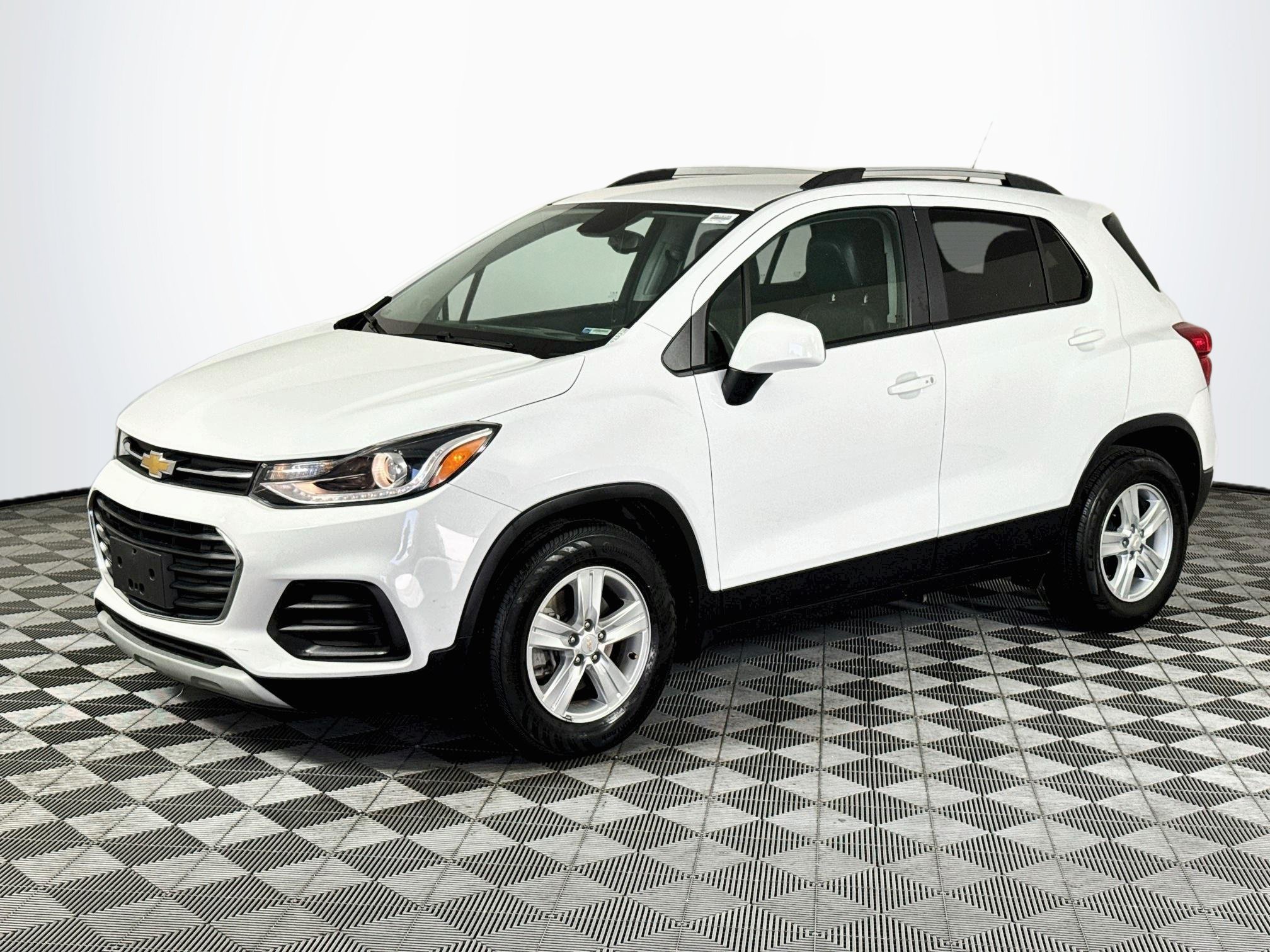 Used 2022 Chevrolet Trax LT w/ LT Convenience Package FWD image 4
