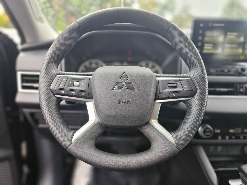 New 2025 Mitsubishi Outlander ES image 25