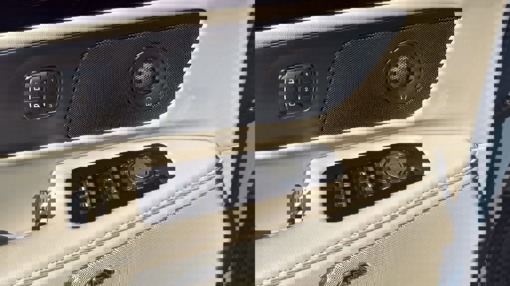 Used 2025 Lincoln Nautilus Reserve image 11