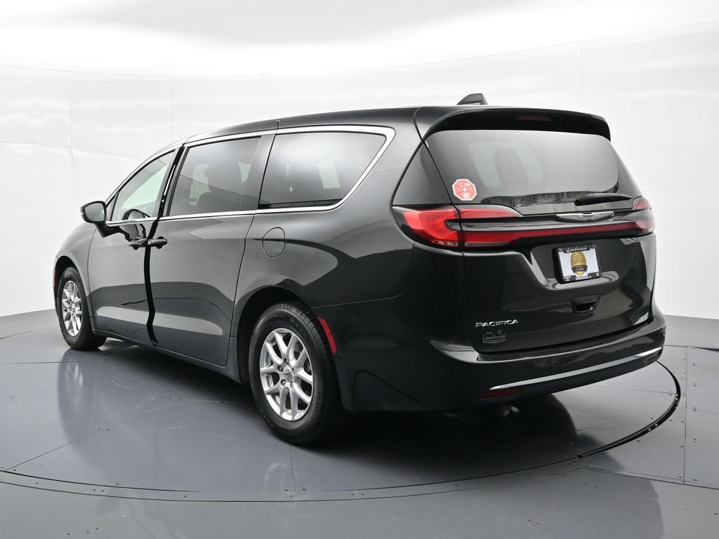 Used 2023 Chrysler Pacifica Touring-L FWD image 8