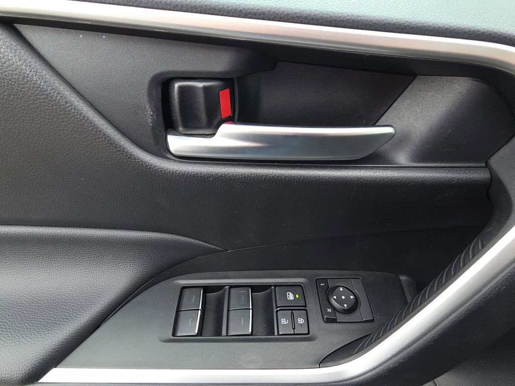Used 2025 Toyota RAV4 XLE FWD image 13