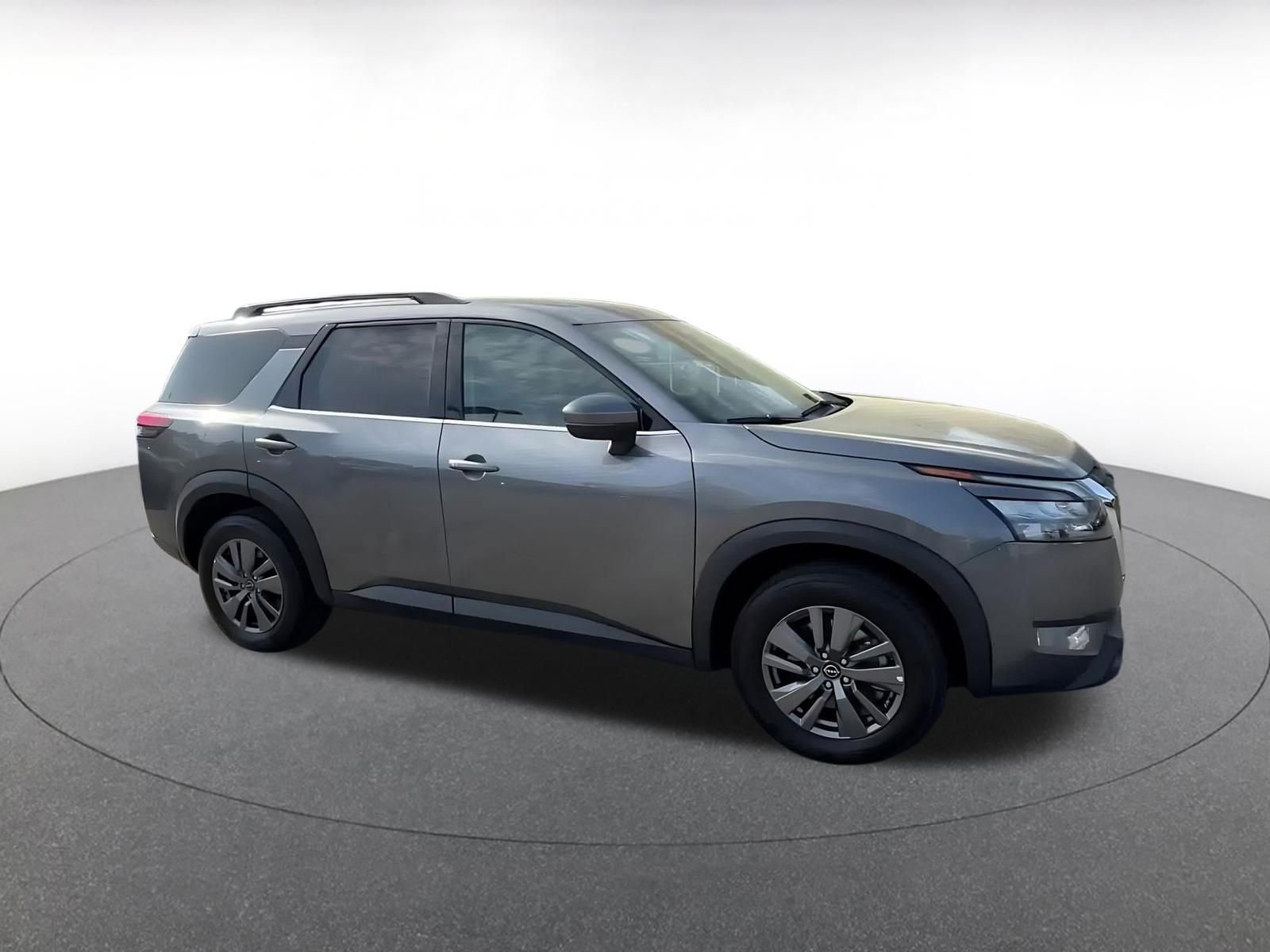 Used 2025 Nissan Pathfinder SV image 2