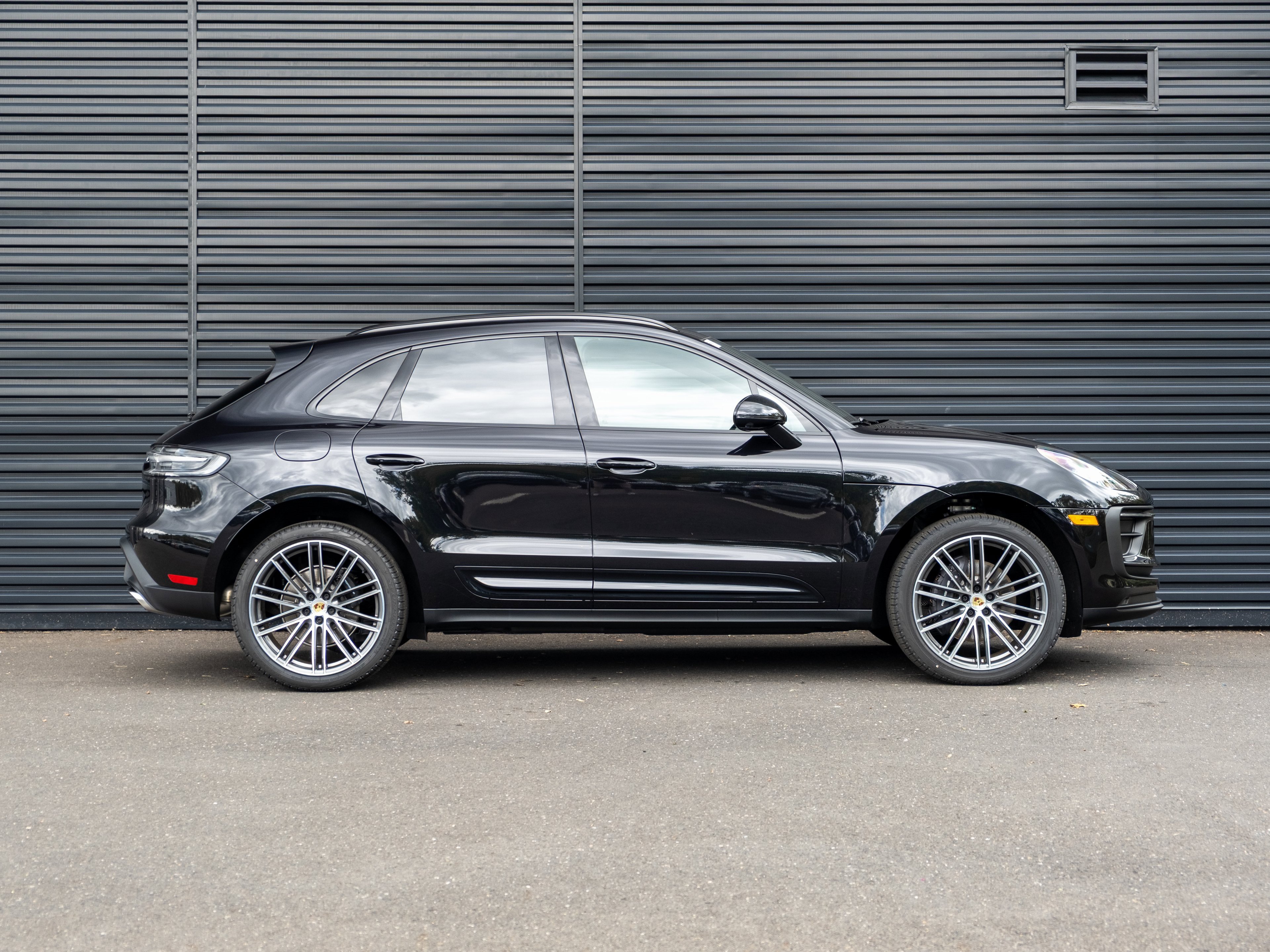 Certified 2025 Porsche Macan image 9