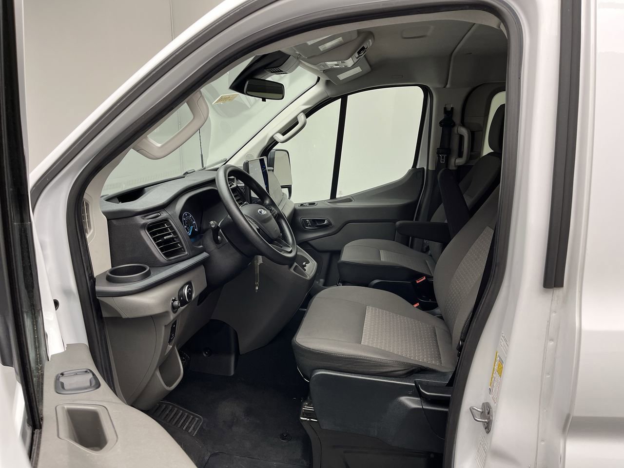 Used 2023 Ford Transit 350 XLT image 3