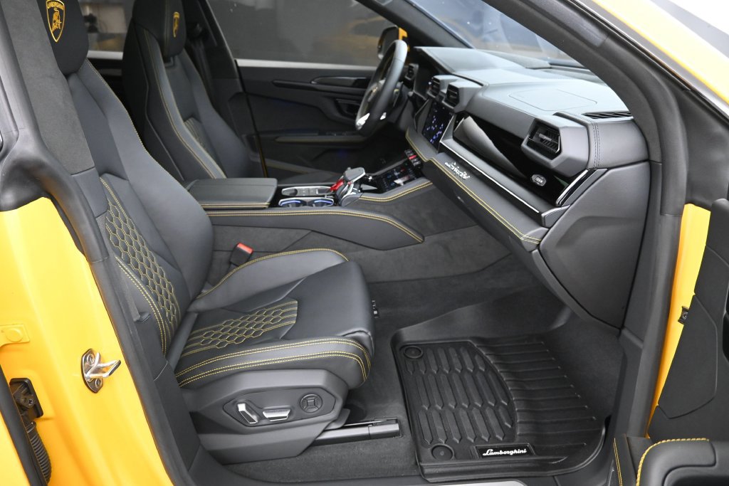 Used 2025 Lamborghini Urus SE AWD/4WD image 28