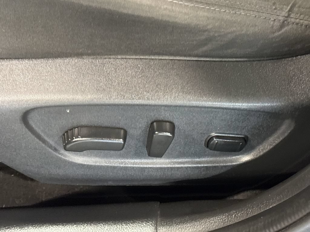 Used 2016 Nissan Rogue SV AWD/4WD image 26