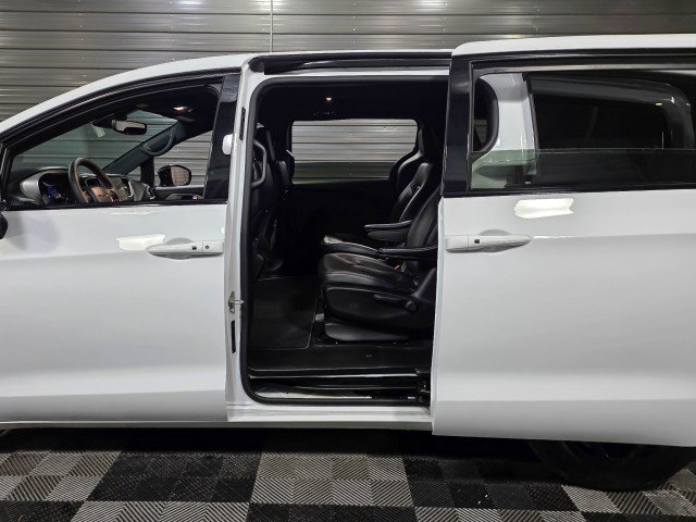 Used 2024 Chrysler Pacifica Limited image 15