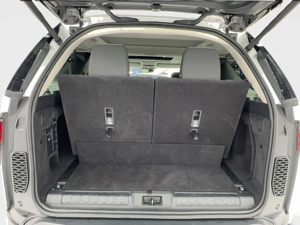 Used 2023 Land Rover Discovery S AWD/4WD image 17