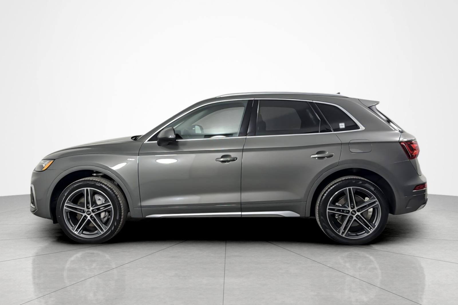 Used 2023 Audi Q5 e Premium w/ Convenience Package image 2