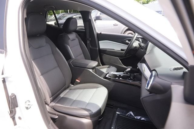 Used 2025 Chevrolet Trax LT w/ LT Convenience Package FWD image 24